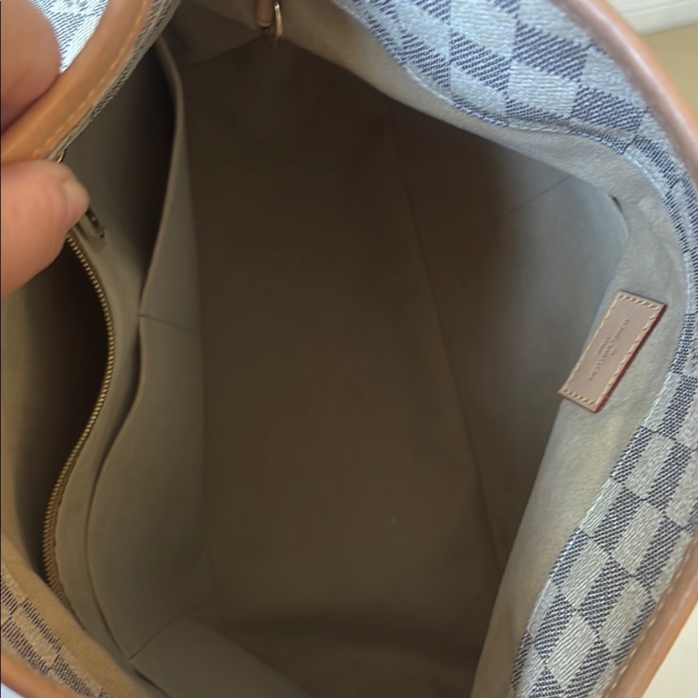 Louis Vuitton MM artsy in great condition handle has a small dent - Picture 7 of 15